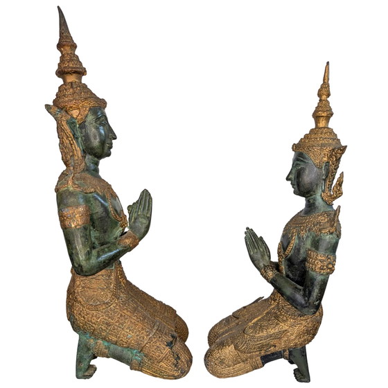 Thaise Bronzen Tempelwachter Set – Knielende Thepanom Beelden met Vergulding en Patina – Beeldhouwkunst (photo 3 of 8)