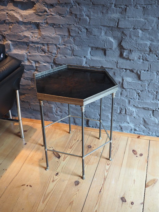 Mesa auxiliar Charles & Fils con patas de león y madera de raíz hexagonal