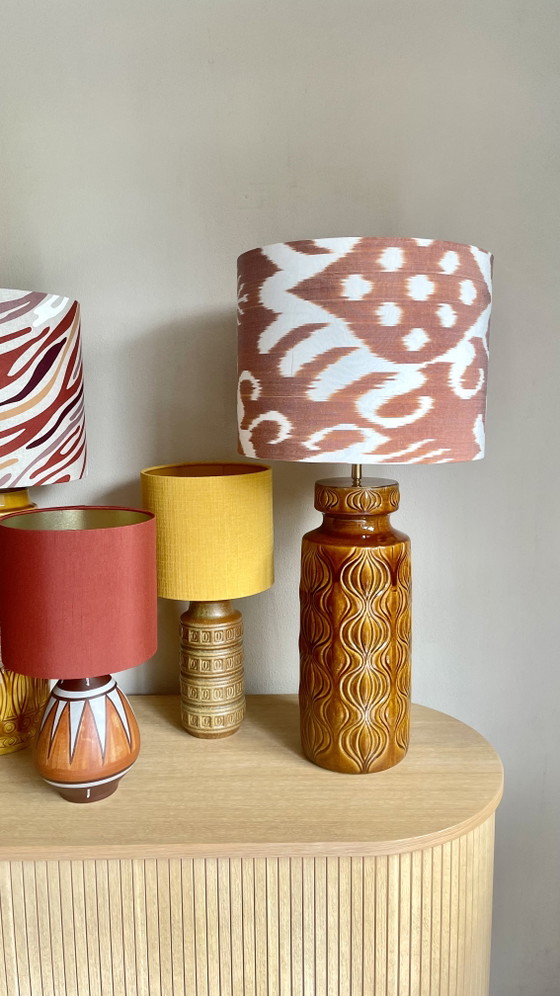Image 1 of Lampe vase unique faite main – Vintage Scheurich (Allemagne de l'Ouest) avec abat-jour ikat et intérieur doré