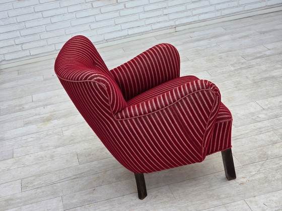 Image 1 of Deense fauteuil uit de jaren 60, bekleed met rood gestreepte meubelwol, poten van eikenhout.