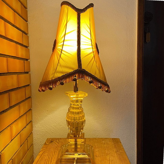 Lampada da tavolo Mid Century Modern Ambra Lucite Plexiglas Base Geometrica con Paralume Lusso Hollywood (photo 4 of 19)