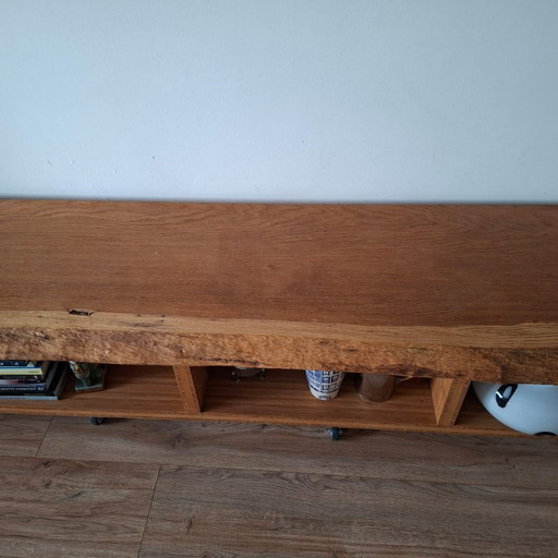 Un bellissimo armadio in legno.