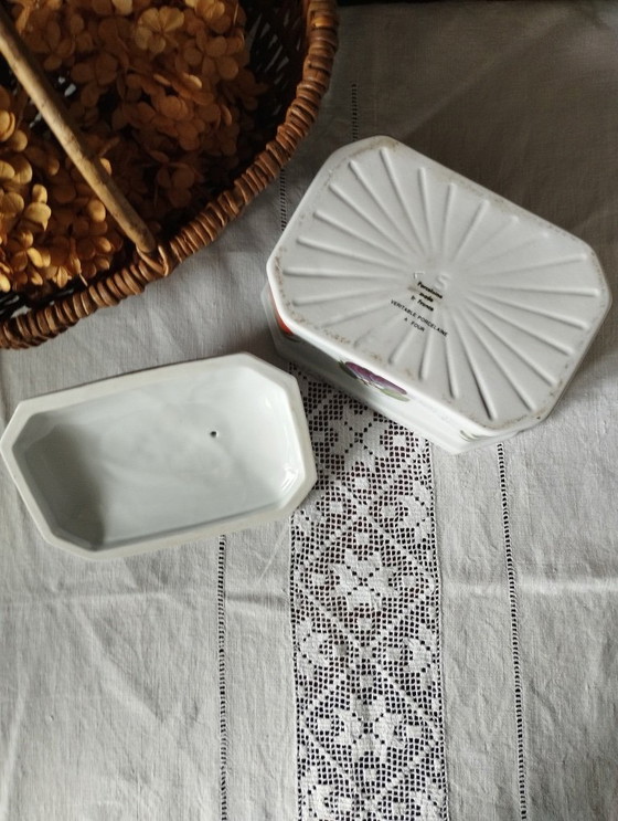 Image 1 of Antieke achthoekige terrine van wit porselein met veelkleurige fruitdecoratie.