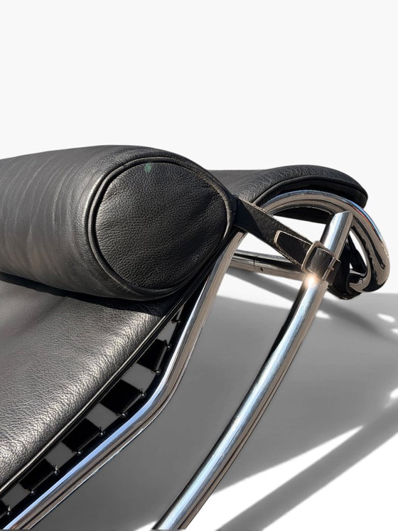 LC4 Chaise longue by Le Corbusier for Cassina, black leather and chrome steel, Design (photo 12 of 15)