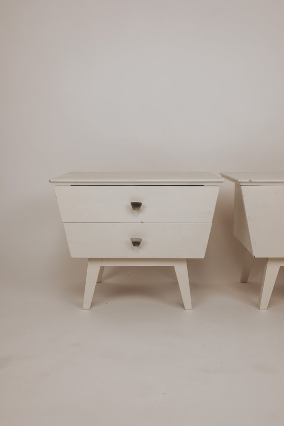 Image 1 of Set van 2 witgeverfde houten nachtkastjes, jaren 60