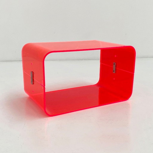 Fluo roze plexiglas bijzettafel, jaren 80