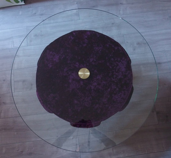 Image 1 of Couchtisch und zwei Thronsessel aus lila-fuchsiafarbenem Samt von BRETZ