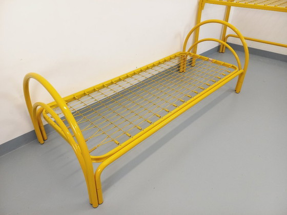 Image 1 of Twee vintage Italiaanse Maretto Marflex stapelbedden van geel metaal uit de jaren 80.