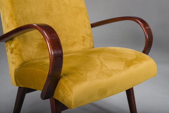 Image 1 of Model 53 fauteuils in mosterdgeel fluweel, toegeschreven aan Jaroslav Smidek voor Ton, jaren 60, set van 2