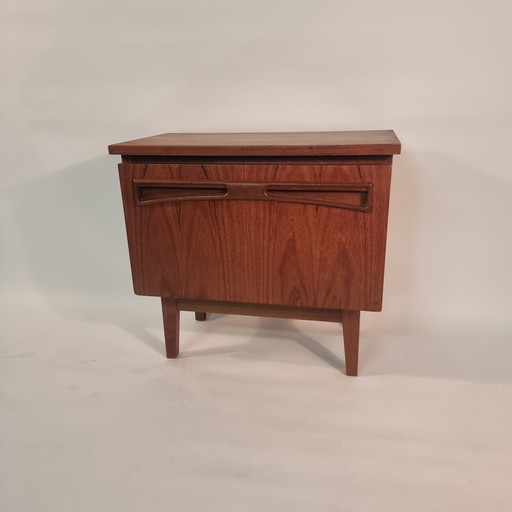Vintage nightstand | Mid-century modern | Solid wood
