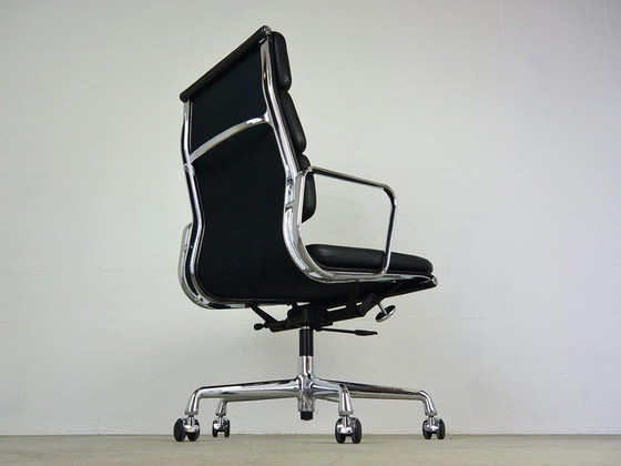 Image 1 of Silla de oficina de piel sintética Vitra EA219, diseño de Charles Eames
