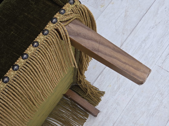 Image 1 of Sofá danés de tres plazas, años 70, terciopelo verde, patas de madera de fresno.