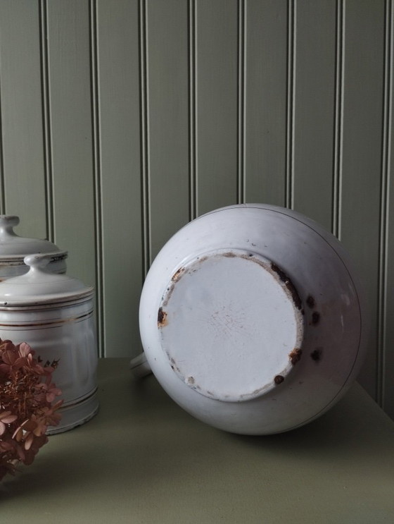 Image 1 of Großer, bauchiger Krug aus weiß emailliertem Metall mit Goldrand