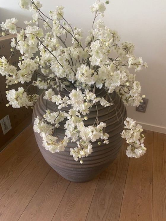 Image 1 of Un ramo de flores de seda