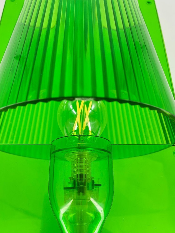 Image 1 of Lampe de table Kartell « Take » verte – Design de Ferruccio Lavia, fabriquée en Italie