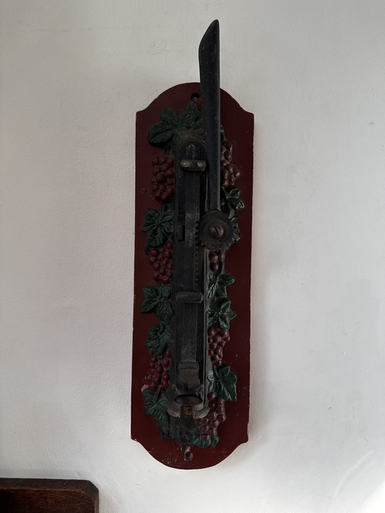 Image 1 of Ouvre-bouteille mural ancien en fonte à motif de raisin – style auberge (vers 1900)