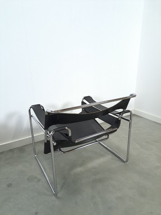 Image 1 of Réplica de la silla Wassily con cuero negro y cromo