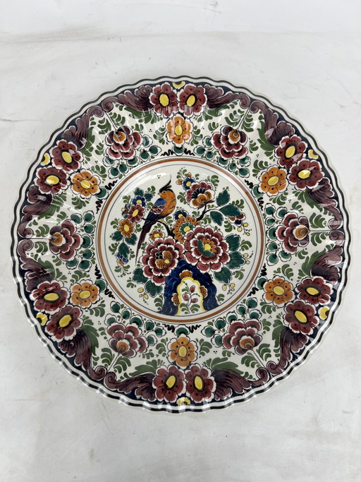 Antiker, polychromer, handbemalter Wandteller mit Blumen- und Vogelmotiv