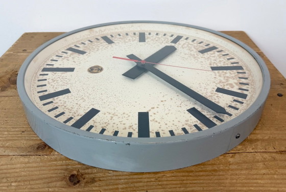 Grande orologio da parete industriale grigio da stazione di CTW, 1960 – Vetro, Ferro (photo 12 of 18)