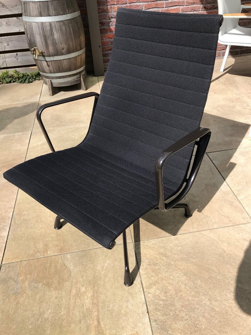 2 x Vitra Eames EA 115 fauteuils