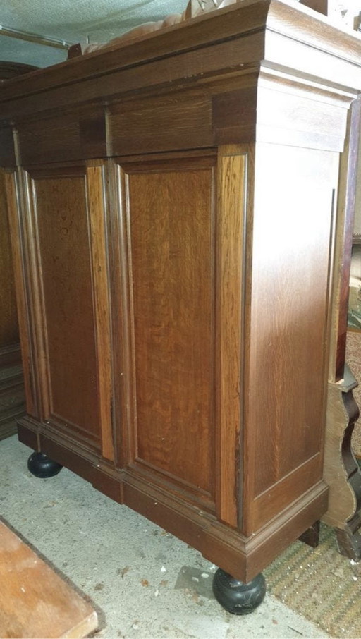 Elegante mueble de madera de cerezo