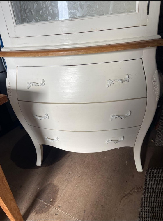 Image 1 of Mooie witte bolle buik vitrinekast met 3 lades