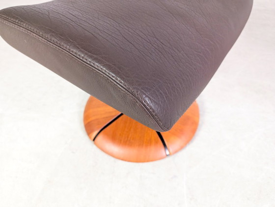 Image 1 of Sillón de teca de mediados de siglo con diseño HS de cuero y otomana danesa