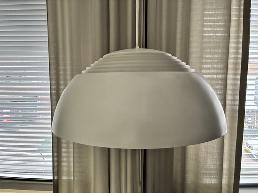 Louis Poulsen, lampada Arne Jacobsen bianca