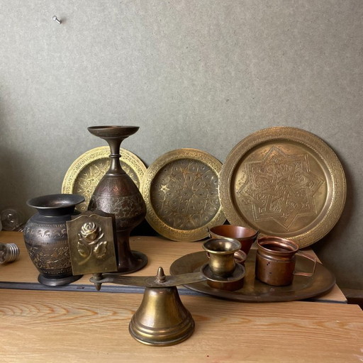 Collection d'assiettes, vases et bibelots vintage en laiton