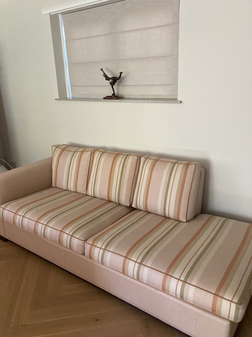 ¡Los dos sofás tipo banco son increíblemente cómodos! Necesitan algunas reparaciones.