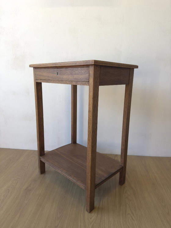 Image 1 of Oude eikenhouten bijzettafel uit de jaren 50.