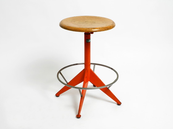 Image 1 of Seltener massiver italienischer Mid Century Industrial Metallhocker von Mautren in seltenem Orange | mit höhenverstellbarer Sitz