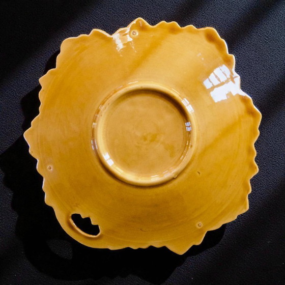 Image 1 of Große, antike Schmuckschale aus ockerfarbenem Steingut mit Blattmuster.