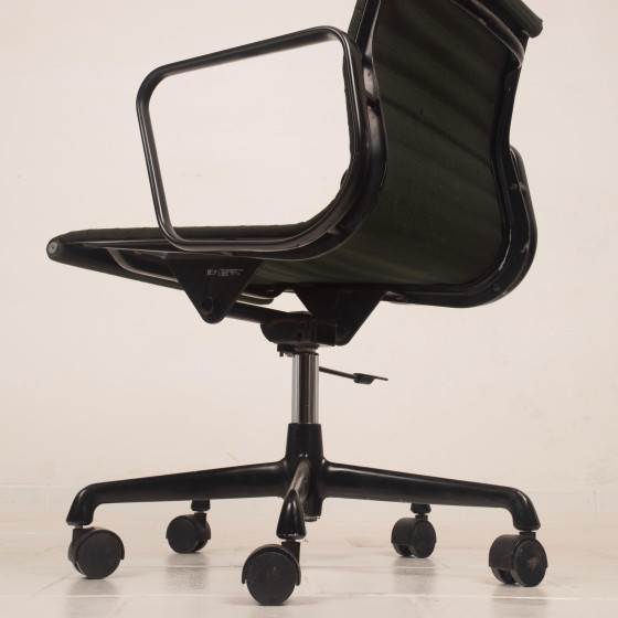 Charles & Ray Eames Zwart Aluminium Bureaustoel, eind 20e eeuw, voor ICF – Bureaustoelen, Metal, Modern (photo 15 of 20)