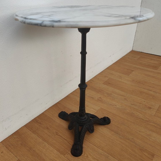 Image 1 of Tavolo da bistrot con piano in marmo e gambe in ghisa, tavolo da giardino