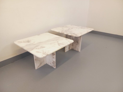 Een paar vintage, in elkaar passende salontafels van wit marmer uit de jaren 70.