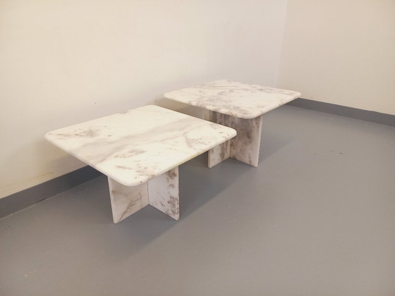 Image 1 of Paire de tables basses gigognes vintage en marbre blanc des années 70