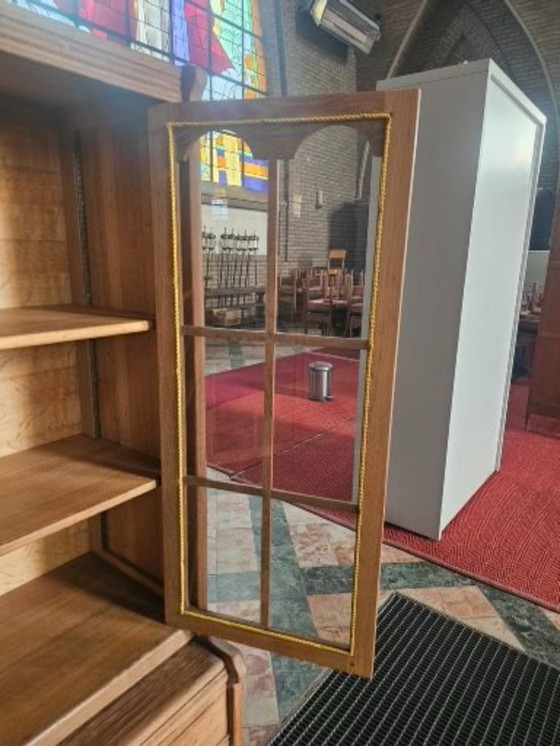 Image 1 of Vitrine d'église provenant de l'église historique de Schulen – chêne massif – pièce patrimoniale unique (vers 1960)
