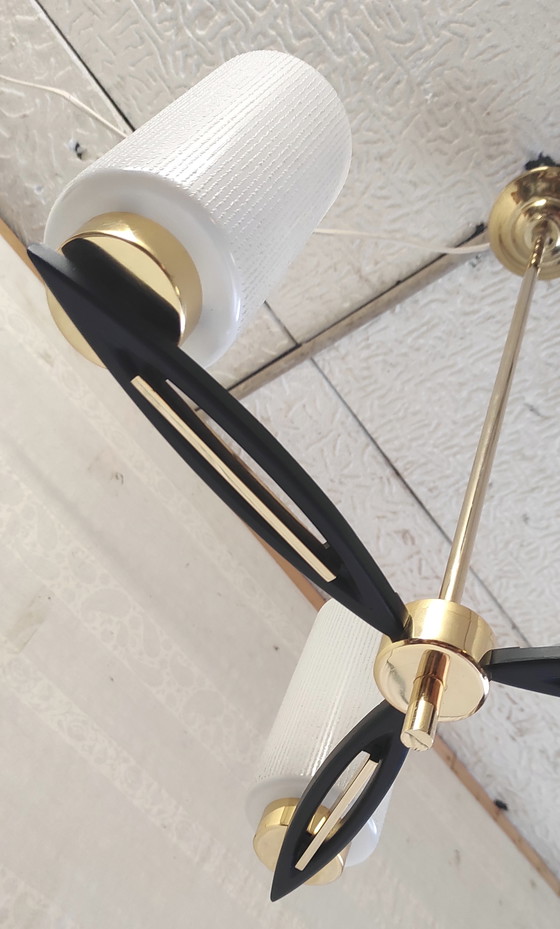 Image 1 of Lustre moderniste 3 feux en métal, laiton et globe opaline - années 50