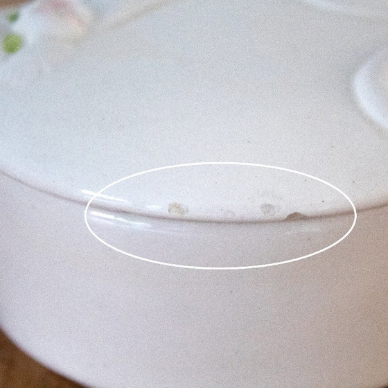 Image 1 of Boîte vintage en porcelaine blanche avec un chat sur le couvercle