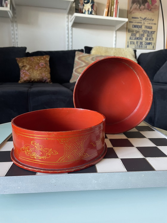 Image 1 of Rot und Gold lackierte Holzkiste 19. Jahrhundert