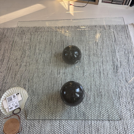 Image 1 of Mesa de centro de cristal con detalles de mármol – Diseño de Maurice Barilone