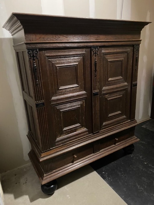 Antiguo armario vintage para ropa blanca de principios del siglo XIX