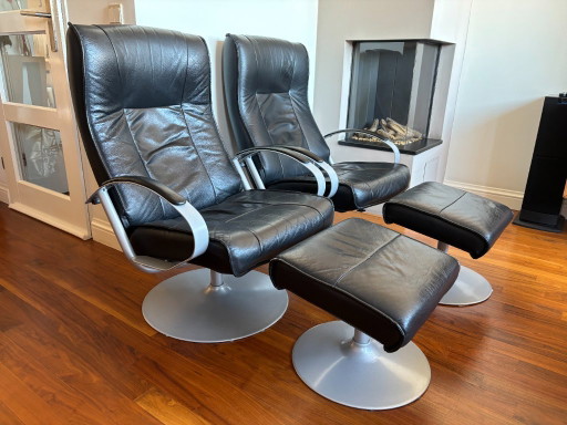 2 Aria Adjustable recliner chairs in black leather plus 2 matching footstools