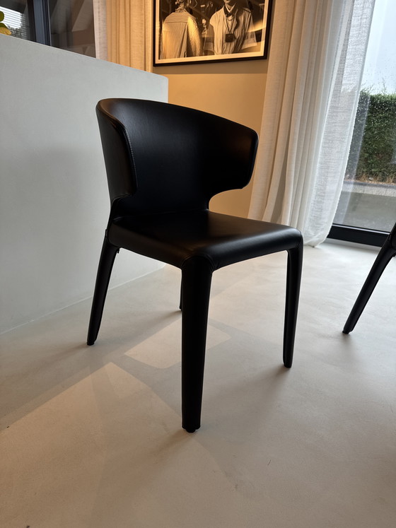 Image 1 of 6 chaises en cuir noir de chez Cassina