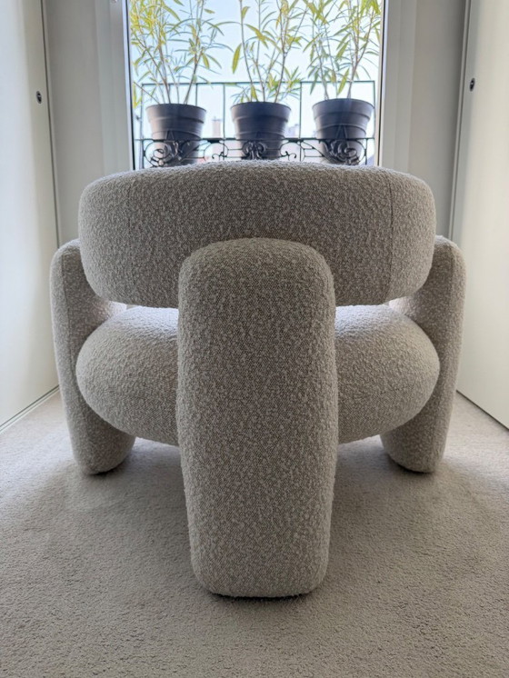 Image 1 of ROYAL STRANGER - Omhels fauteuil van boucléstof