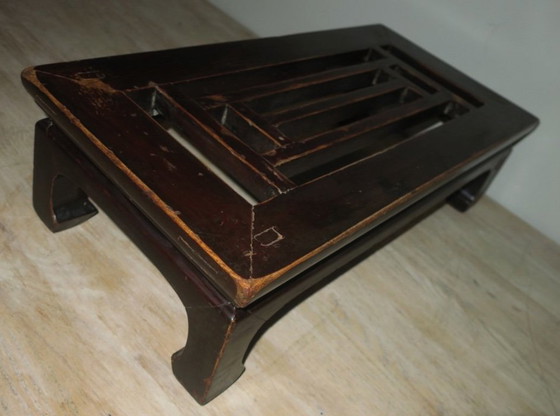 Mesa baja china antigua con tablero calado y patas de pezuña de caballo, c.1900, Mesas de centro, Madera (foto 2 de 13)