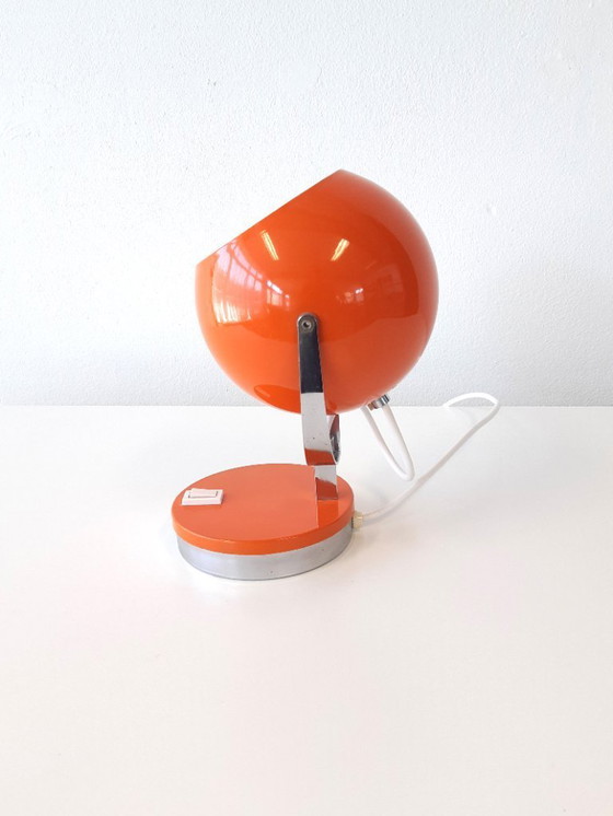 Image 1 of Vintage grafisch oranje metalen eyeball tafellampje, space age lampjeVintage grafisch oranje metalen eyeball tafellampje, space 