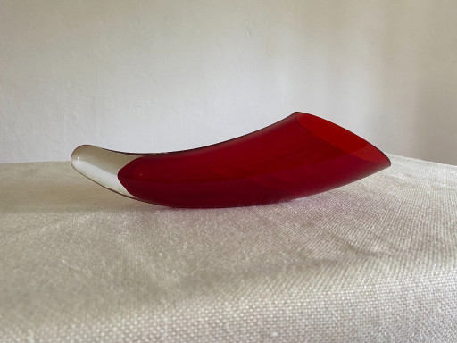 Vintage vaas in de vorm van een hoorn des overvloeds van robijnrood kunstglas, jaren 70. – decoratieve objecten