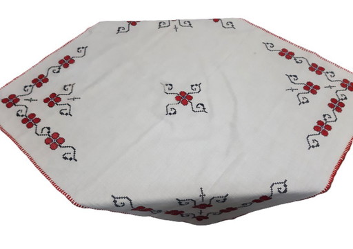 Vintage handgeborduurd tafelkleed 74 x 70 cm